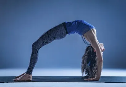 Olivia Charpentier en Urdhva Dhanurasana pour la retraite ashtanga