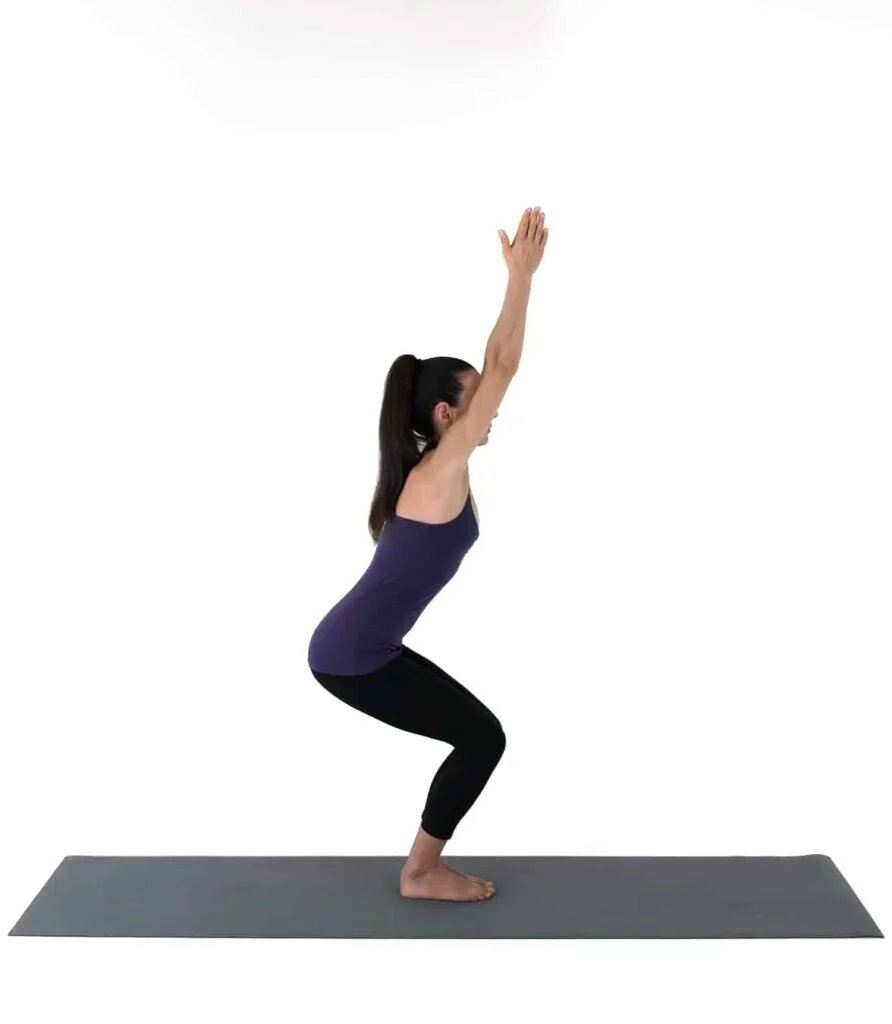 Au secours, mes ischio-jambiers sont courts ! Comment progresser dans les postures de flexion avant ? 3 Olivia Charpentier en Utkatasana une posture réalisé de nombreux styles de yoga qui facilite ensuite les postures de flexion avant et d'étirement des ischio-jambiers