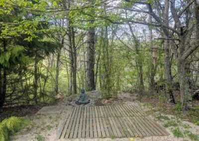 espace de méditation en extérieur avec une statue de bouddha
