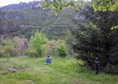 méditation matinale en extérieur face à la montagne