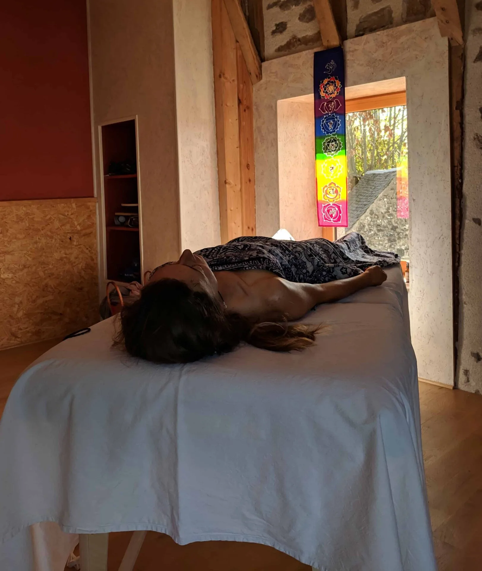 Femme allongée sur une table de massage