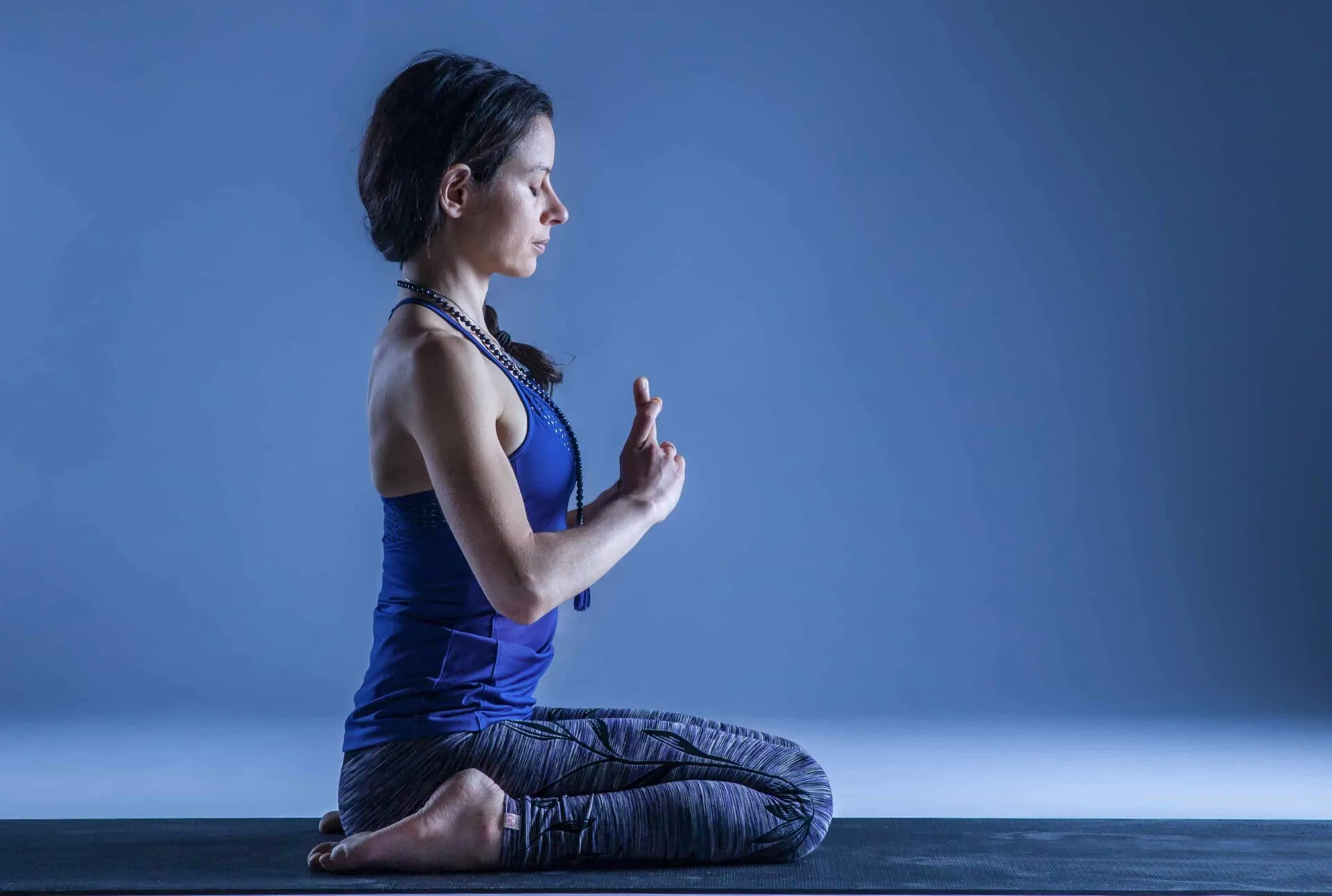Olivia Charpentier en posture de virasana