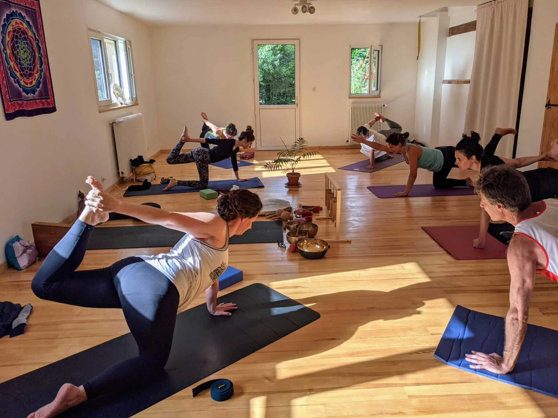 cours de yoga en Lozere pendant une retraite de yoga en Lozèreposture de l'arc Uttitha dhanurasana pendant un cours de Yoga en Lozère lors d'une retraite de yoga en Lozère