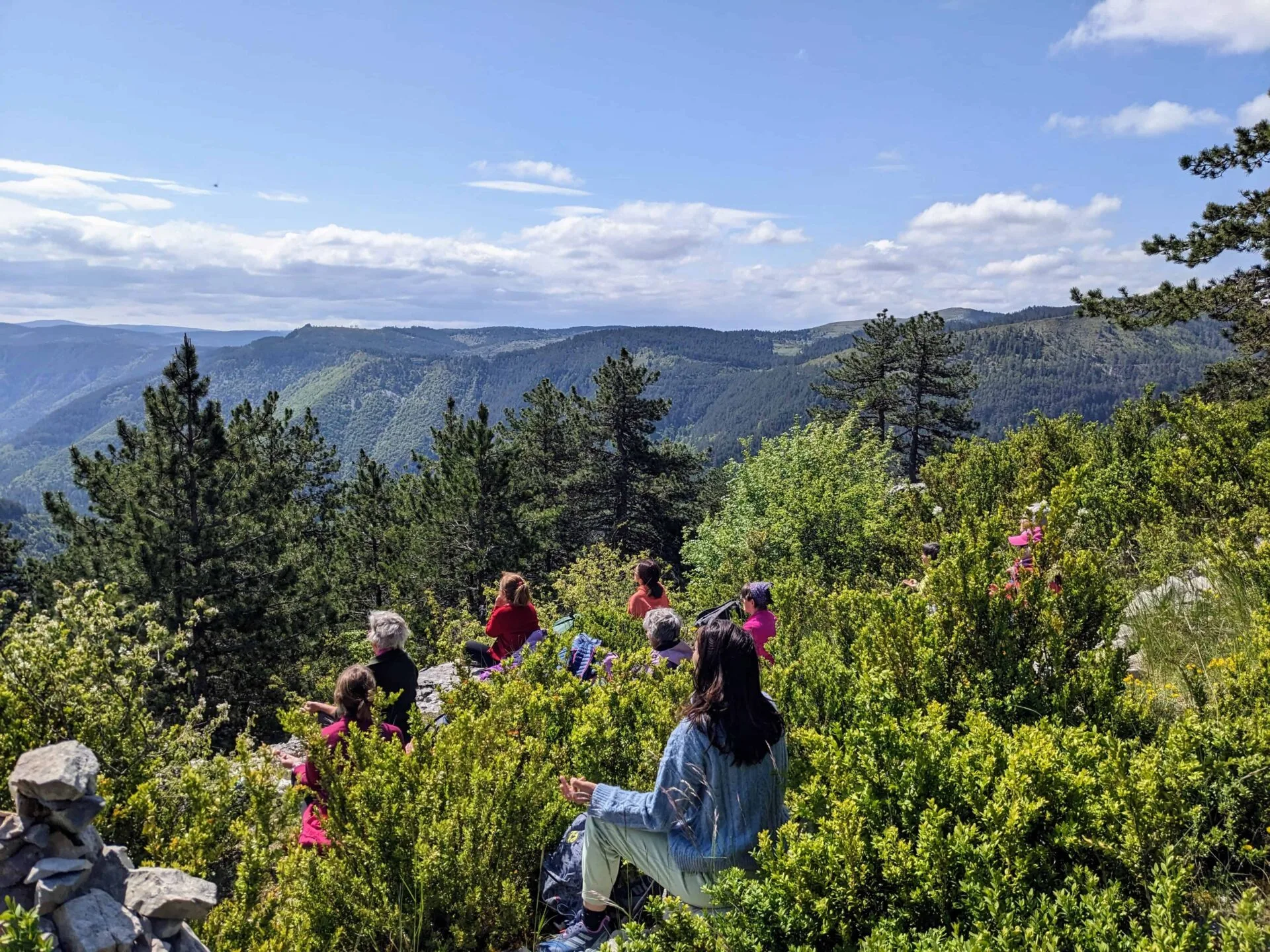 méditation en pleine nature devant les Gorges du Tarn retraite de Yoga Août 2023 retraite de Yoga Ascension 2024