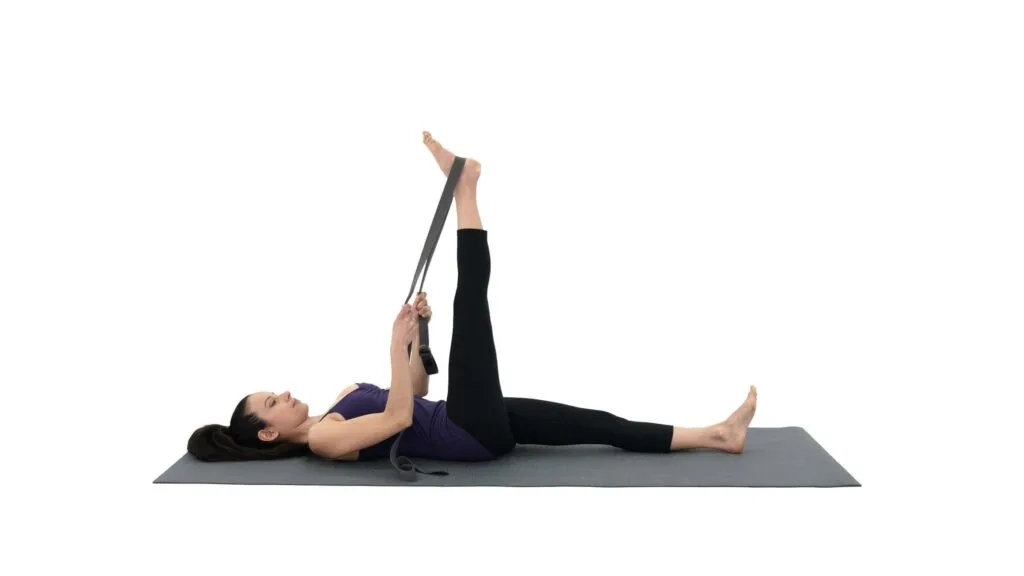 Au secours, mes ischio-jambiers sont courts ! Comment progresser dans les postures de flexion avant ? 2 1 67c D O1 T3 24 1113 C0000