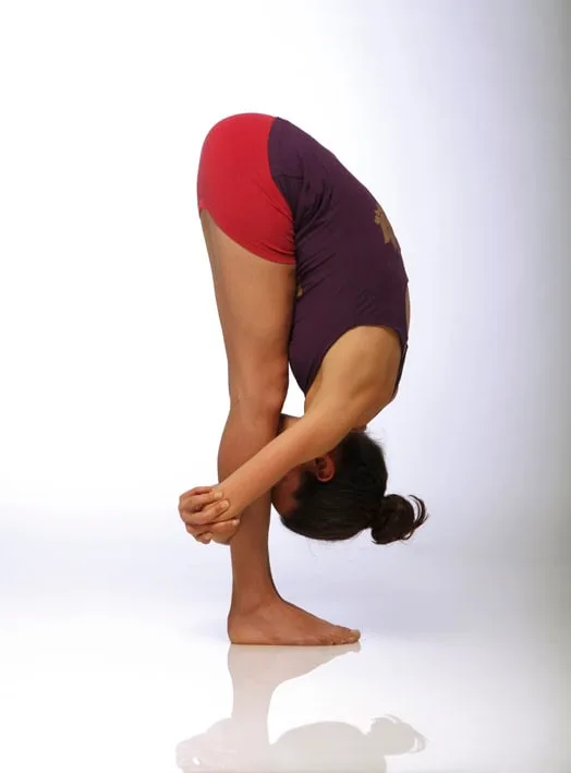 Au secours, mes ischio-jambiers sont courts ! Comment progresser dans les postures de flexion avant ? 4 allonger les ischio-jambiens pince debout uttanasa flexion avant Olivia Charpentier SofroYOGY