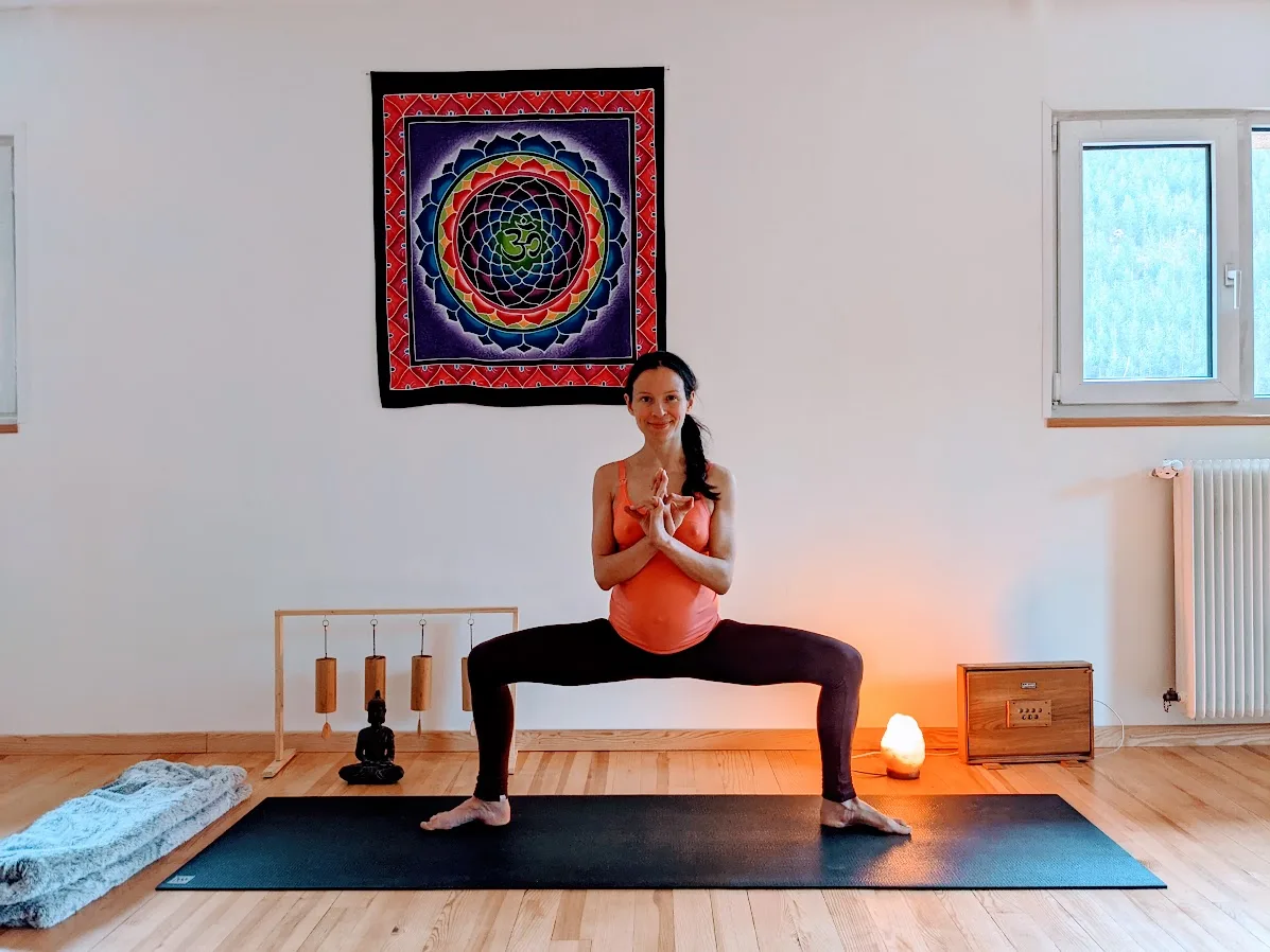 Olivia Charpentier en posture de virasana